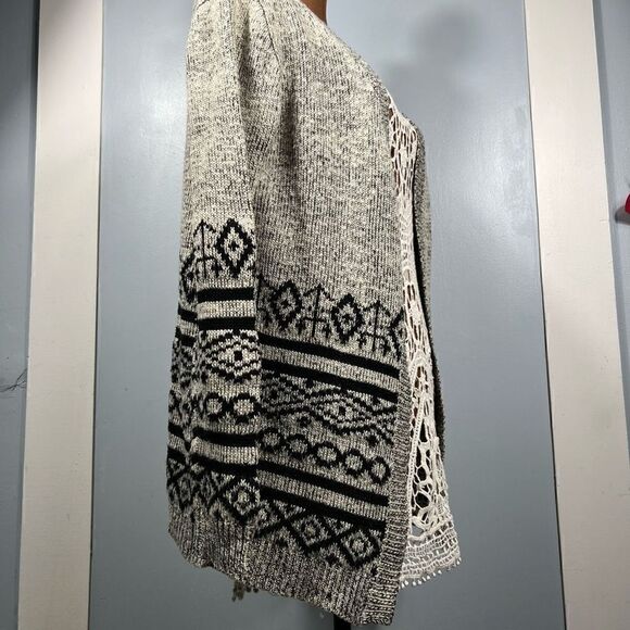 Debut, Long Sleeve Open Front Knit Cardigan, Boho Pattern Along Bottom, Size M/L - Picture 3 of 8